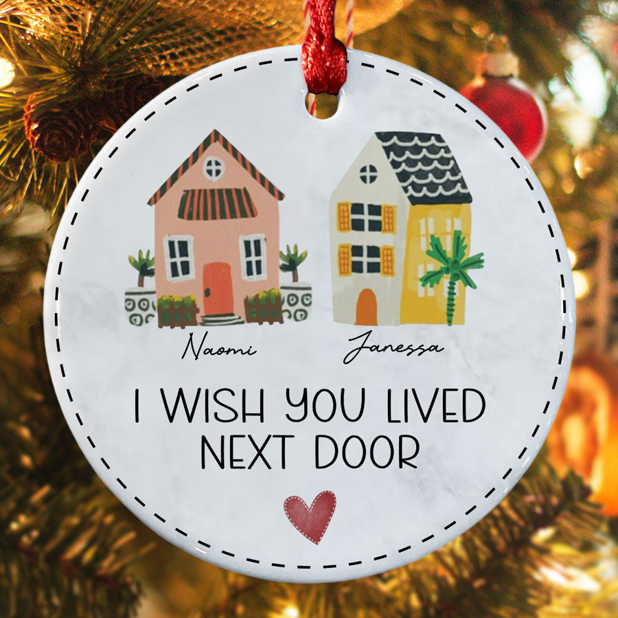 Ornamento Natalizio Per Amica Del Cuore 'I Wish You Lived Next Door' - In Ceramica 7,5 Cm, Con Nastro, Regalo Amicizia